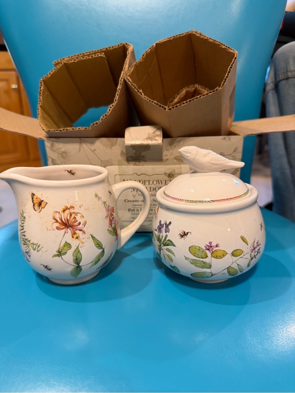 Creamer and Sugar Set with Bird Lid in Floral White